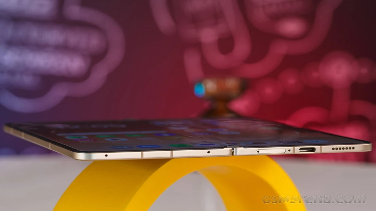 أوبو تزيح الستار عن أول هاتف قابل للطي بشاشة خالية من التجاعيد